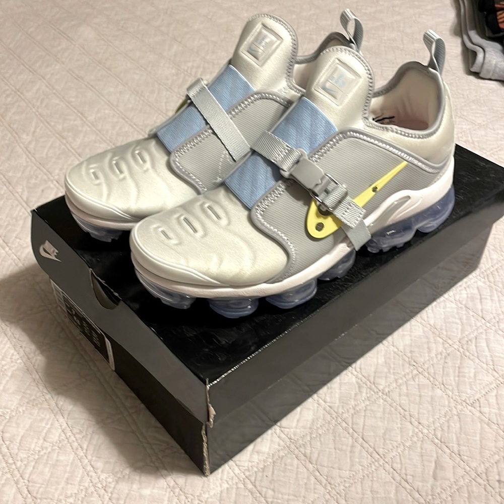Nike vapormax plus oa on women’s 8.5 men’s 7